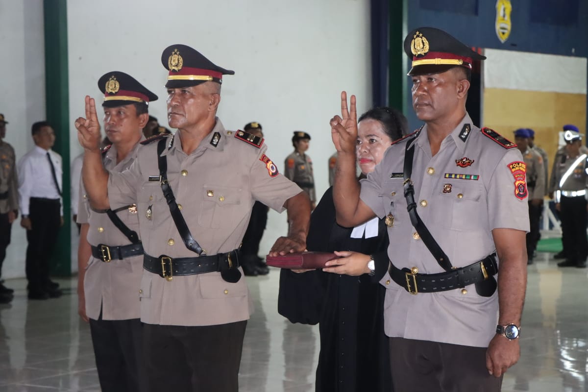 Kapolres Maluku Tengah Pimpin Sertijab Kasat Intel dan Kapolsek Amahai