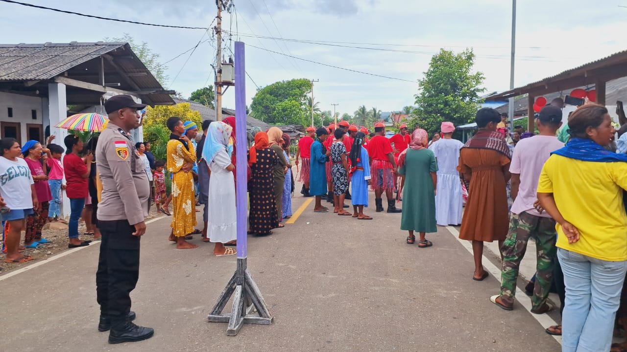 Jemaat GPM Wakpapapi Gelar Prosesi Jalan Salib, Polsek Babar Timur Amankan Kegiatan Keagamaan