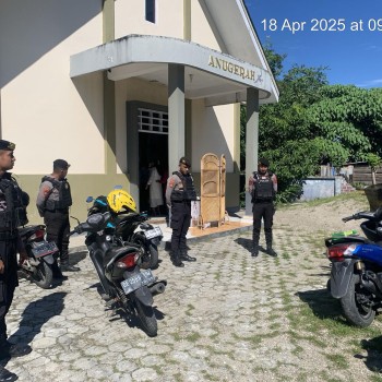 Polres Buru Selatan Laksanakan Pengamanan Ibadah Jumat Agung dan Paskah, Kapolres Buru Selatan: Kami Siap Jamin Rasa Aman Umat Kristiani di Buru Selatan