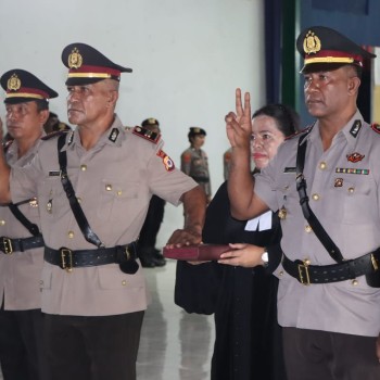 Kapolres Maluku Tengah Pimpin Sertijab Kasat Intel dan Kapolsek Amahai