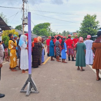 Jemaat GPM Wakpapapi Gelar Prosesi Jalan Salib, Polsek Babar Timur Amankan Kegiatan Keagamaan