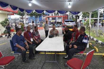 Pastikan Ibadah Misa Berjalan Lancar, Personel Korbrimob Laksanakan Pengamanan Di Gereja Paroki Santo Thomas Dan GPIB Gideon
