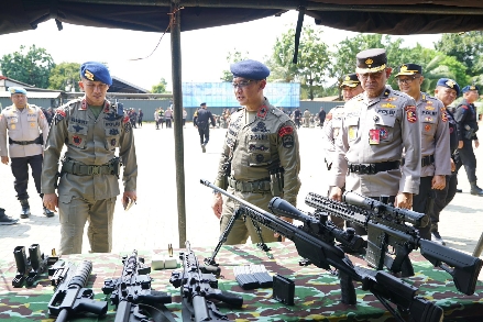 Danpas Pelopor Korbrimob Polri Pimpin Apel Gelar Pasukan Operasi Kepolisian Terpusat AB Moskona 2025