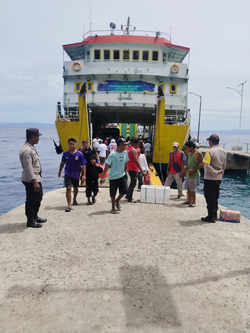 Polsek Nusalaut Lakukan Pengamanan Ketat Arus Penumpang KMP Feri Samandar di Dermaga Waihutete-Ameth