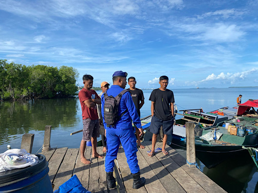 Sat Polair Polres Kepulauan Tanimbar berikan pesan Kamtibmas lewat Bacarita Basudara Manise bagi Nahkoda dan ABK