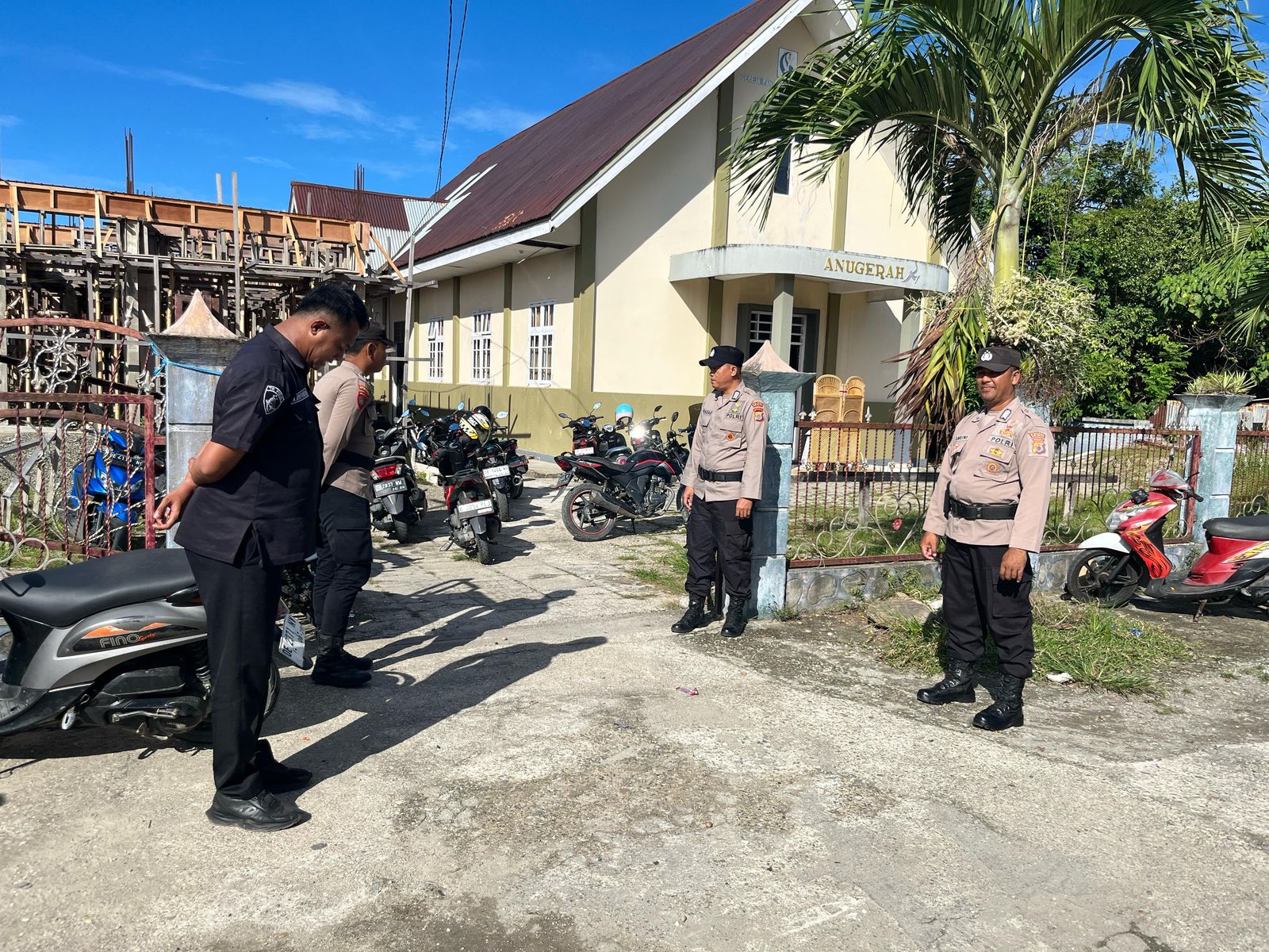 Polres Buru Selatan Siagakan Personel di Gereja Pastikan Ibadah Paskah Berjalan Aman dan Lancar.