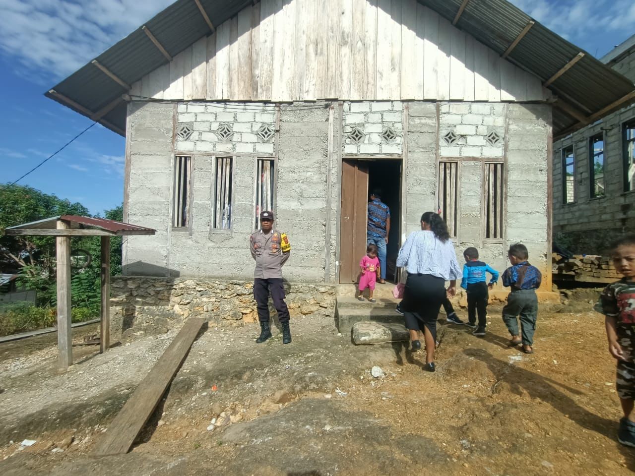 Bhabinkamtibmas Polsek Kepala Madan Melaksanakan Pengamanan Gereja Saat Ibadah Paskah.