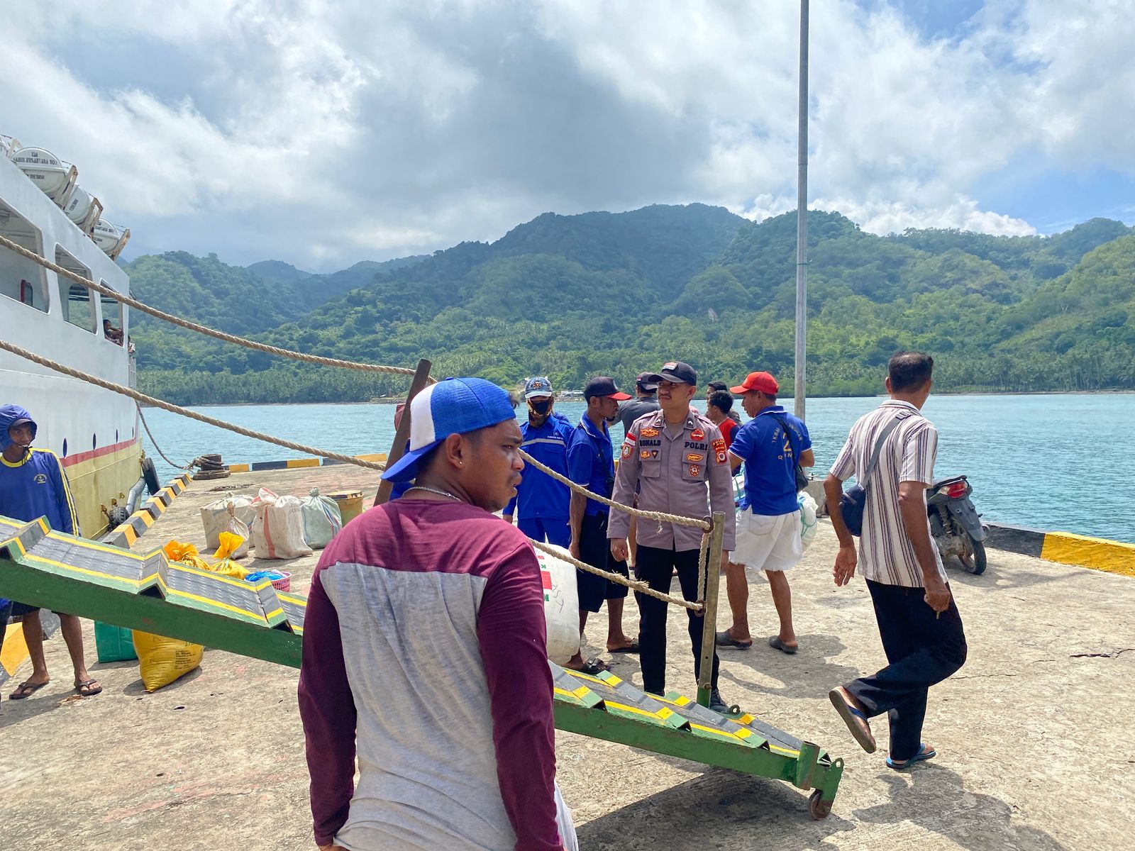 KPPP Polsek Kisar Hadir Melayani Aktifitas Warga di Pelabuhan Laut Wonreli Kecamatan Pulau Kisar