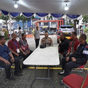 Pastikan Ibadah Misa Berjalan Lancar, Personel Korbrimob Laksanakan Pengamanan Di Gereja Paroki Santo Thomas Dan GPIB Gideon