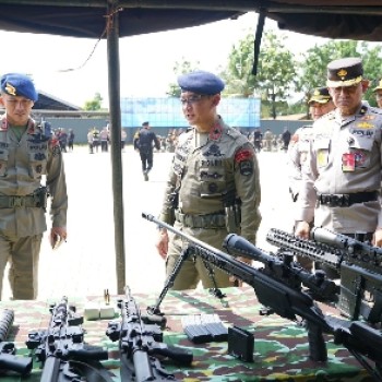 Danpas Pelopor Korbrimob Polri Pimpin Apel Gelar Pasukan Operasi Kepolisian Terpusat AB Moskona 2025
