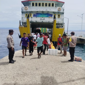 Polsek Nusalaut Lakukan Pengamanan Ketat Arus Penumpang KMP Feri Samandar di Dermaga Waihutete-Ameth