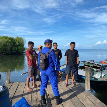 Sat Polair Polres Kepulauan Tanimbar berikan pesan Kamtibmas lewat Bacarita Basudara Manise bagi Nahkoda dan ABK