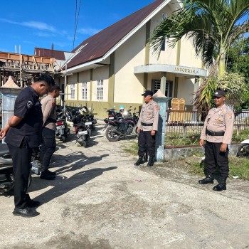 Polres Buru Selatan Siagakan Personel di Gereja Pastikan Ibadah Paskah Berjalan Aman dan Lancar.