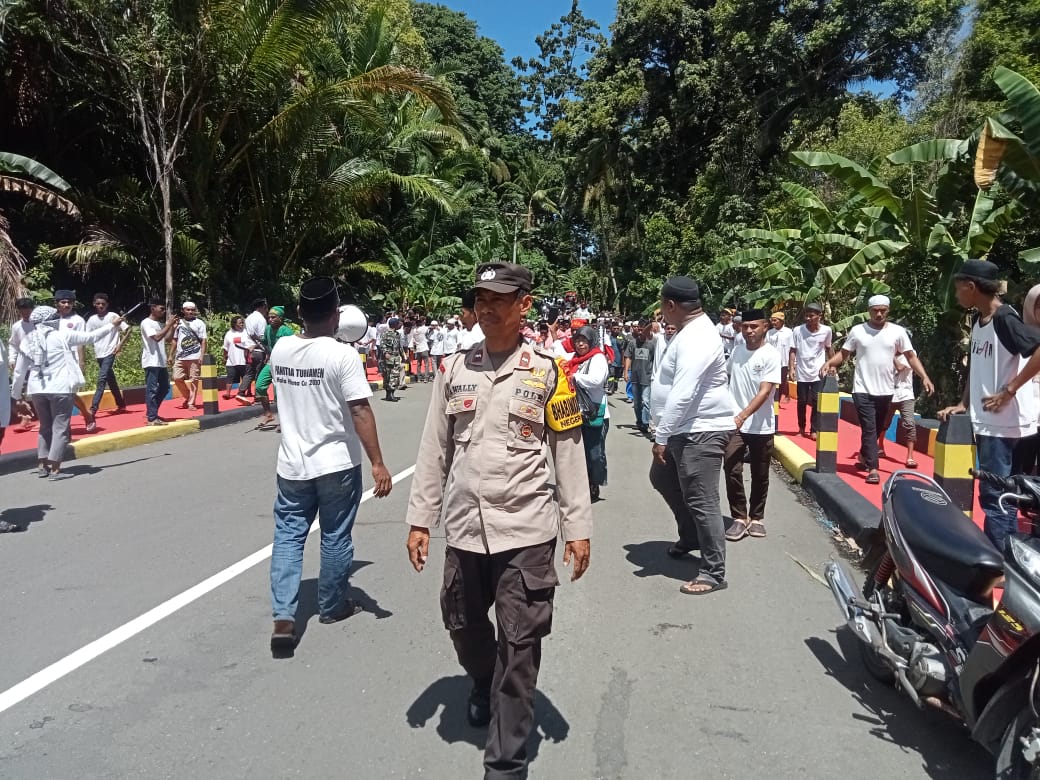 Bhabinkamtibmas dan Babinsa Lakukan Pengamanan Prosesi Pengambilan Tiang Alif Masjid Nurul Yaqin di Negeri Seith