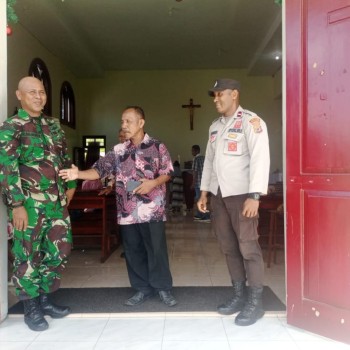 Personil Gabungan TNI-Polri Lakukan Pengamanan Ibadah Misa Paskah di Gereja Katolik Santo Yohanis Paulus II Waai