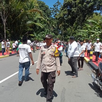 Bhabinkamtibmas dan Babinsa Lakukan Pengamanan Prosesi Pengambilan Tiang Alif Masjid Nurul Yaqin di Negeri Seith