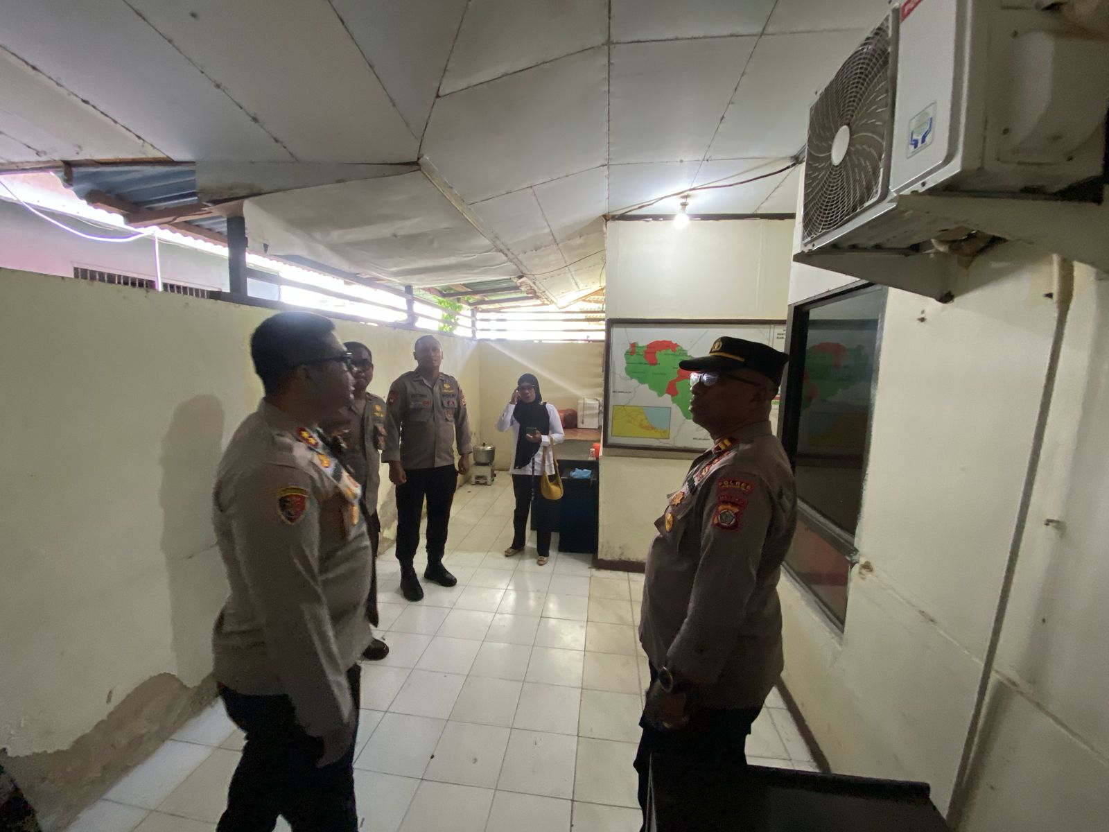 Pastikan Beri Pelayanan Maksimal, Kapolres SBT Cek Ruang Pelayanan Hingga Ruang Kerja