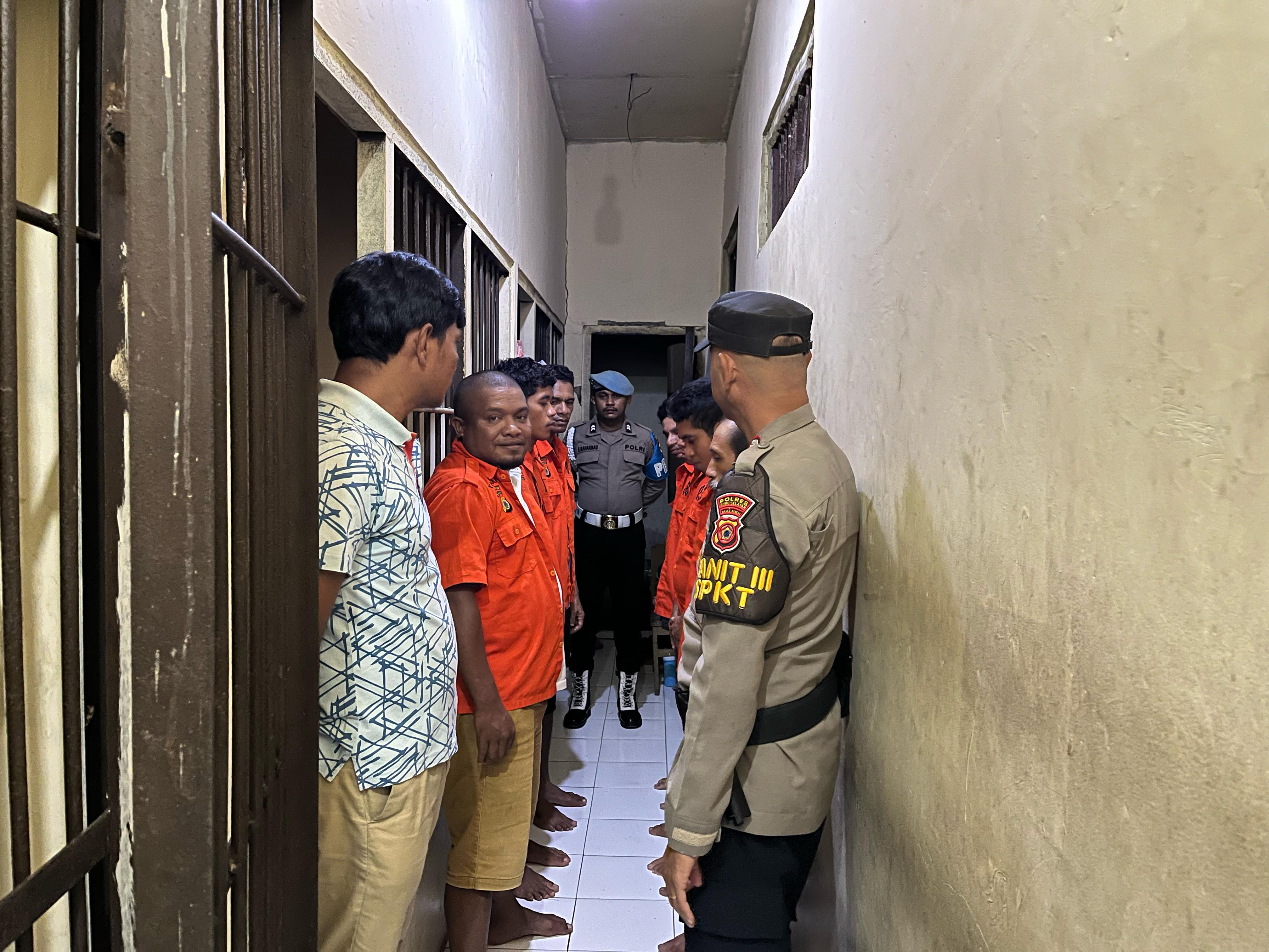 Piket Pawas Polres Buru Selatan Lakukan Pengecekan Tahanan.