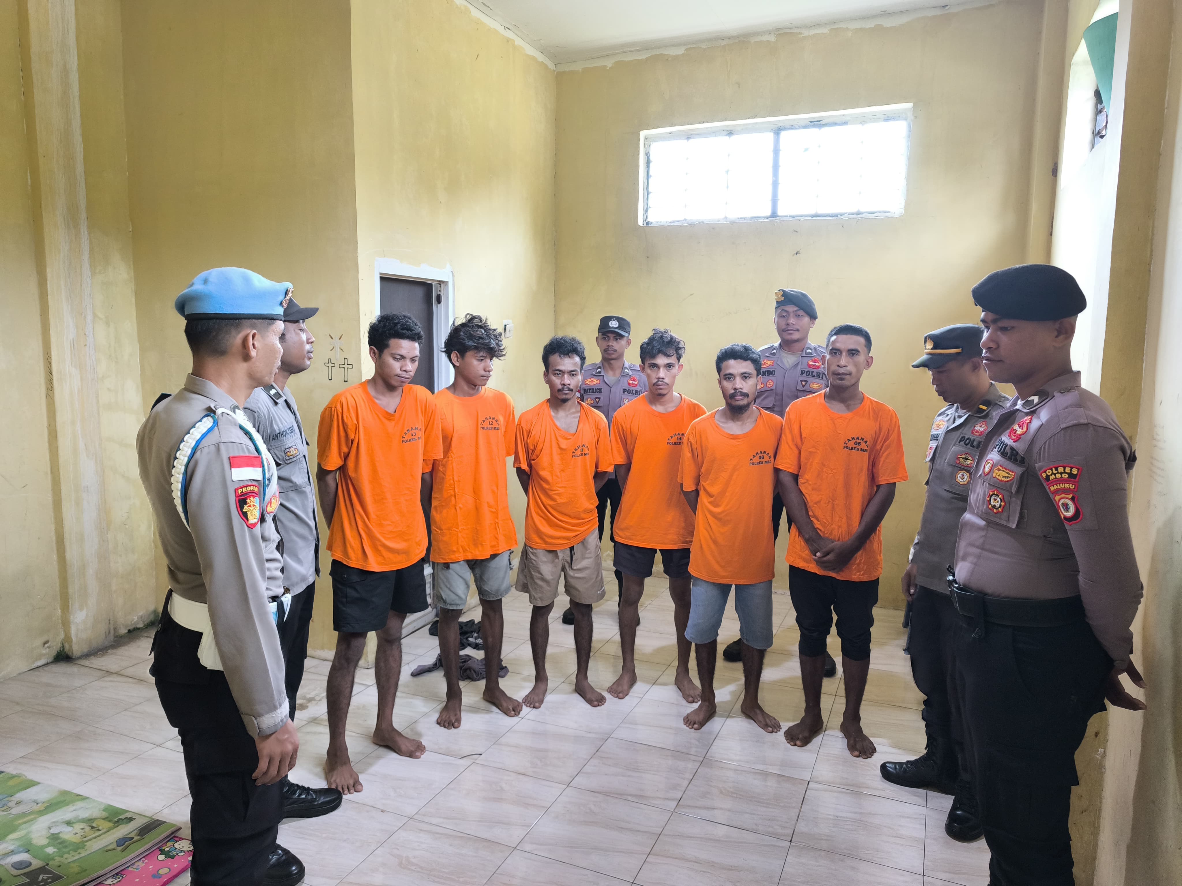 Personel SPKT Polres MBD Mengecek Tahanan, Pastikan Kondisi Tahanan Baik dan Sehat