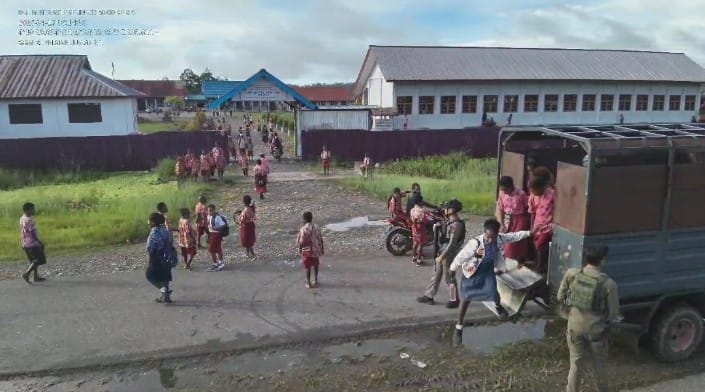 Patroli Humanis Ops Damai Cartenz-2025 di Kenyam: Semangat Kartini dalam Pengamanan dan Kepedulian Sosial