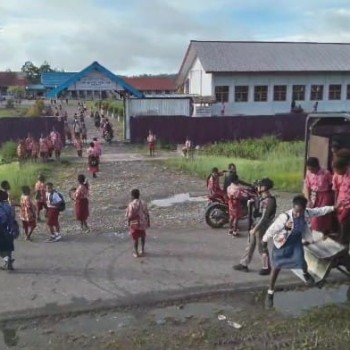 Patroli Humanis Ops Damai Cartenz-2025 di Kenyam: Semangat Kartini dalam Pengamanan dan Kepedulian Sosial