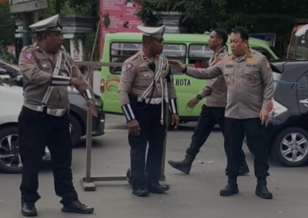 Salut, Kapolda Maluku Turun Atasi Kemacetan Panjang di Ambon
