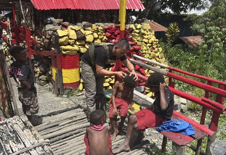 Satgas Tindak Operasi Damai Cartenz 2025 Berikan Layanan Cukur Rambut Gratis untuk Anak-anak di Distrik Mulia, Puncak Jaya