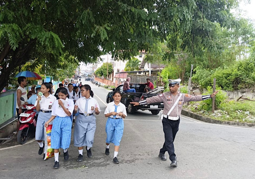 Berikan pelayanan terbaik saat pengaturan, Sat Lantas Polres Kepulauan Tanimbar menyeberangkan Anak Sekolah