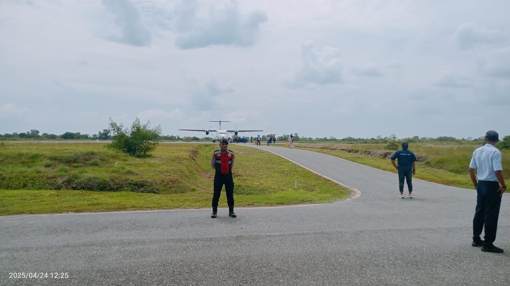 Polres MBD Pantau Aktifitas Penumpang  Dalam Kegiatan Penerbangan di Bandara Moa