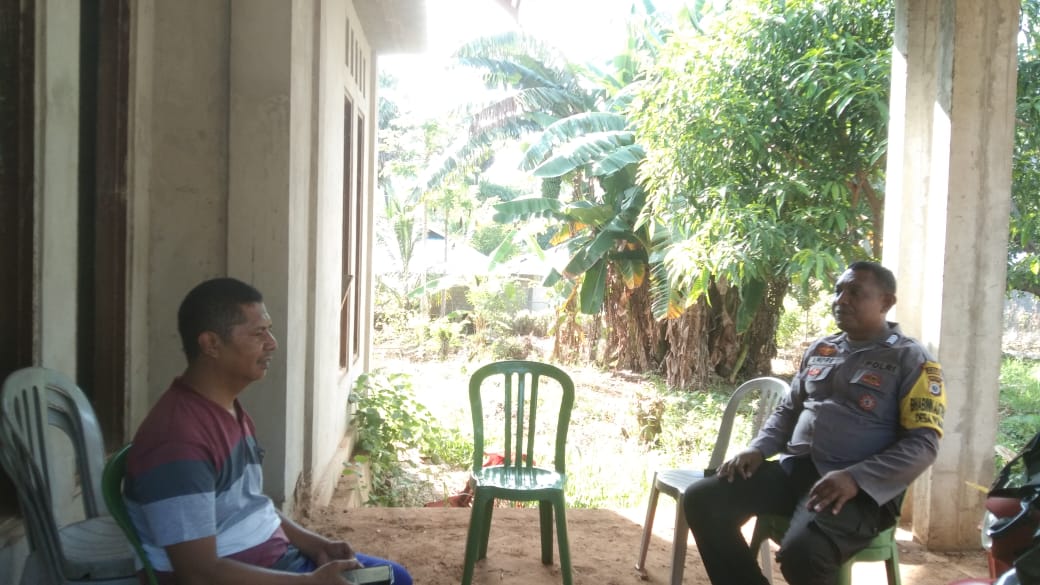 Bhabinkamtibmas Bripka A. Totomutu Sambangi Desa, Ajak Warga Jaga Situasi Kamtibmas