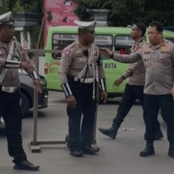 Salut, Kapolda Maluku Turun Atasi Kemacetan Panjang di Ambon