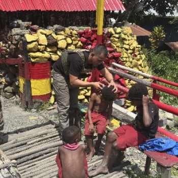 Satgas Tindak Operasi Damai Cartenz 2025 Berikan Layanan Cukur Rambut Gratis untuk Anak-anak di Distrik Mulia, Puncak Jaya