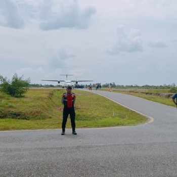 Polres MBD Pantau Aktifitas Penumpang  Dalam Kegiatan Penerbangan di Bandara Moa