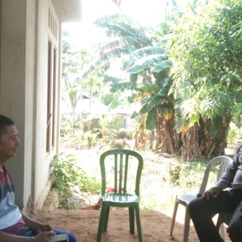 Bhabinkamtibmas Bripka A. Totomutu Sambangi Desa, Ajak Warga Jaga Situasi Kamtibmas
