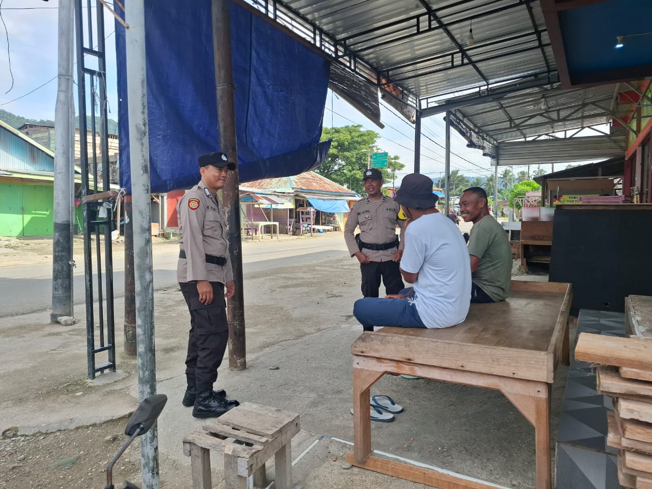 Laksanakan Patroli Siang Hari Anggota Polsek Namrole Lakukan Sambang Dan Dialogis Dengan Warga