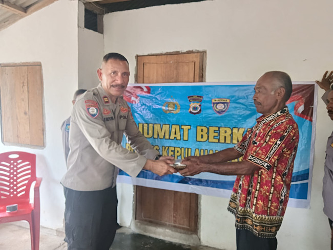 Bangun kepedulian, Polres Kepulauan Tanimbar gelar Jumat Curhat dengan bagikan makan siang gratis