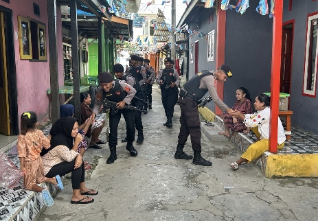 Pertahankan Sitkamtibmas tetap Kondusif Personil BKO Polda Maluku Patroli Kamtibmas di Desa Sawai