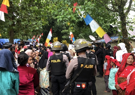 Personel BKO Polda Maluku Amankan Prosesi Pengantaran Tiang Alif Masjid Hatuhaha