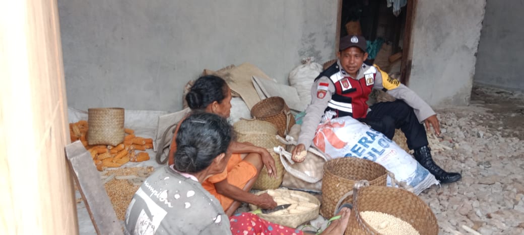 Bhabinkamtibmas  Aipda Jennia Himbau Warga Desa Pupliora Jaga Situasi Kamtibmas Aman