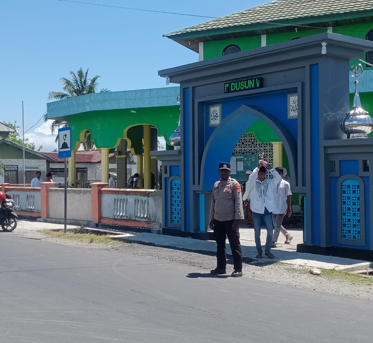 Ciptakan Rasa Aman, Personel Polsek Kairatu Laksanakan PAM Sholat Jum’at.