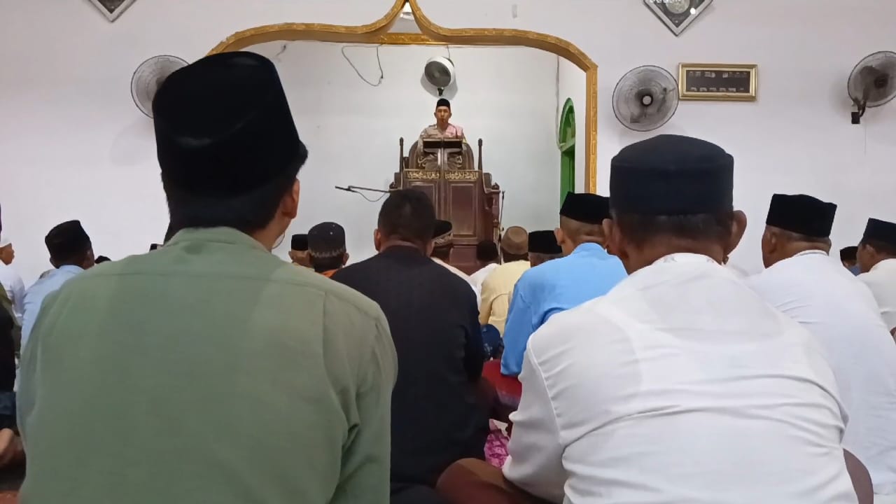 Bhabinkamtibmas Polsek Kairatu Tidak Lupa Memberikan Pesan Kamtibmas Kepada Jamaah Sholat Jumat.