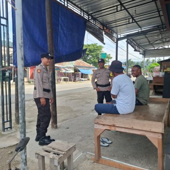 Laksanakan Patroli Siang Hari Anggota Polsek Namrole Lakukan Sambang Dan Dialogis Dengan Warga