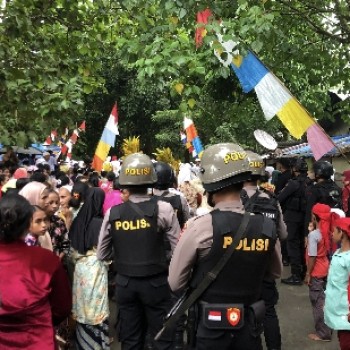 Personel BKO Polda Maluku Amankan Prosesi Pengantaran Tiang Alif Masjid Hatuhaha