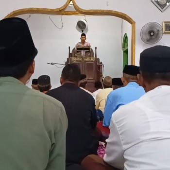Bhabinkamtibmas Polsek Kairatu Tidak Lupa Memberikan Pesan Kamtibmas Kepada Jamaah Sholat Jumat.