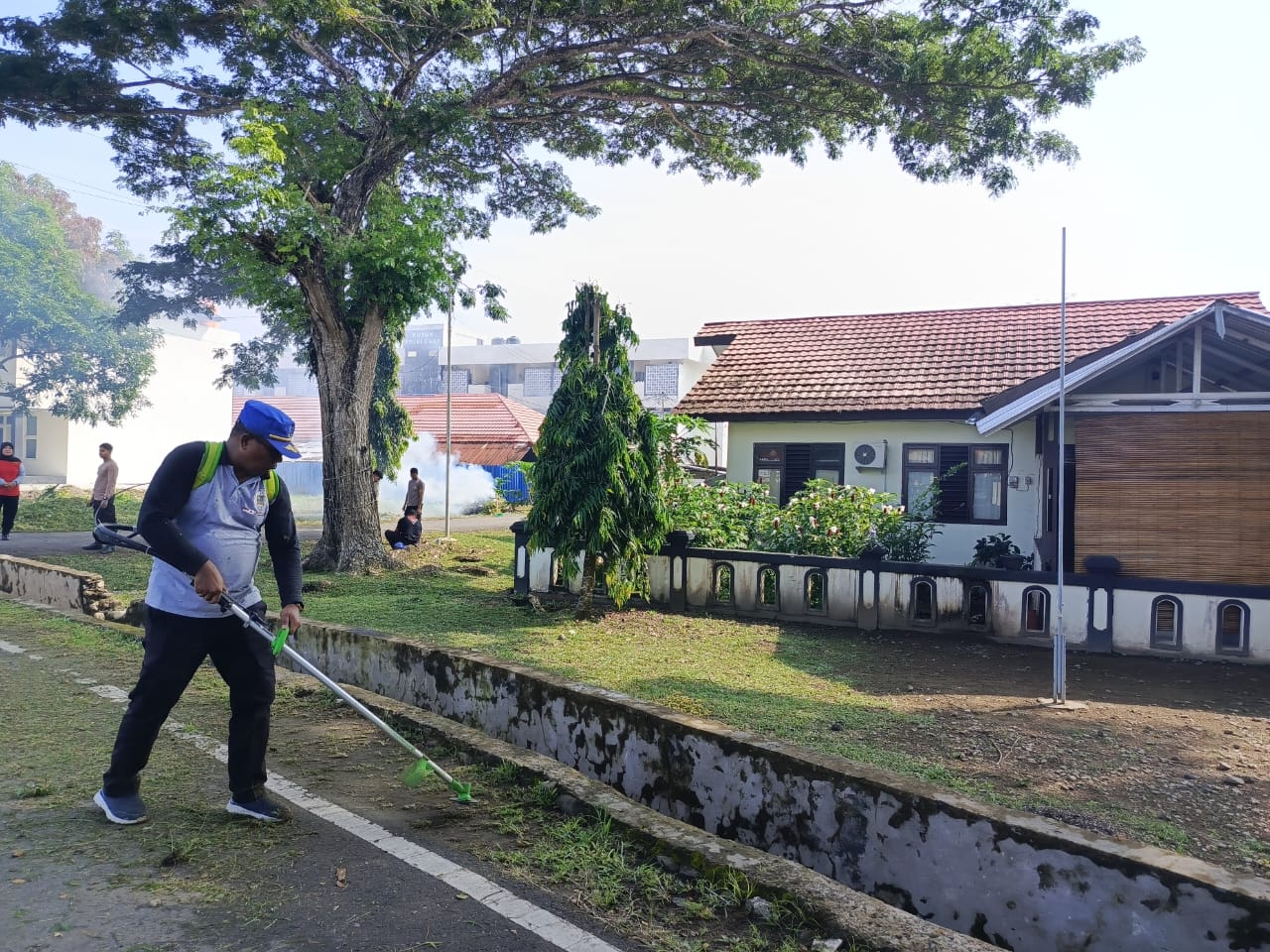 Jaga Kebersihan, Polres SBT Laksanakan Kurve Bersihkan Halaman Sekitar Mako