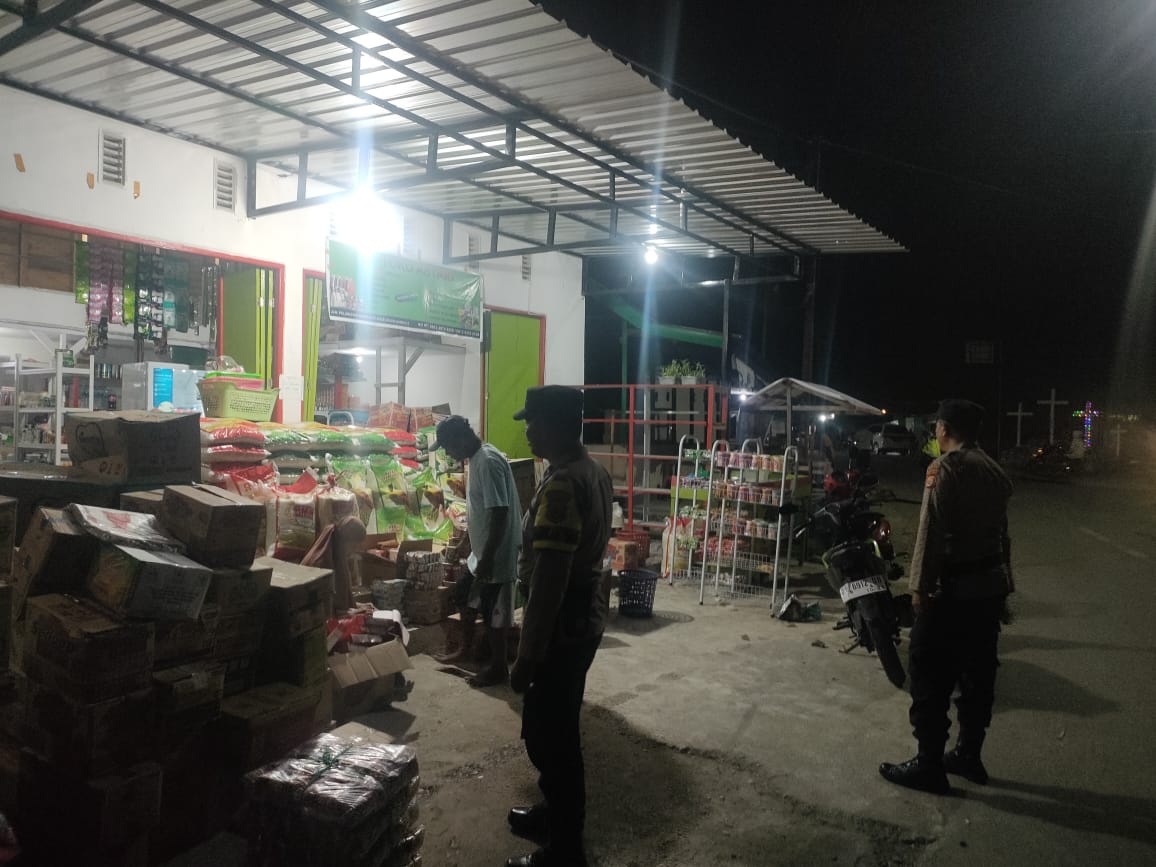 Polsek Namrole Laksanakan Patroli Malam Di Area Pertokoan dan Pemukiman Warga Cegah Ganguan Kamtibmas.