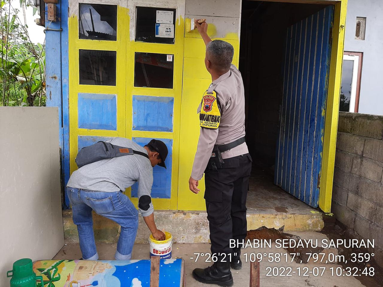 Anggota Polres Wonosobo Renovasi 3 Warga Tak Layak Huni di Desa Wonosobo