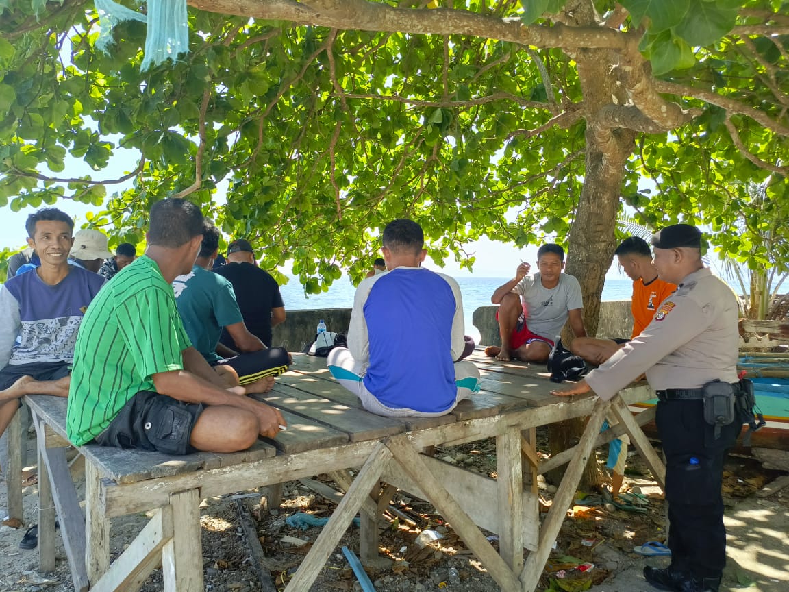 Laksanakan Giat KRYD Siang Hari Personil Polsek Huamual Datangi Warga Masyarakat Berikan Himbauan Kamtibmas.
