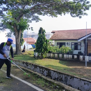 Jaga Kebersihan, Polres SBT Laksanakan Kurve Bersihkan Halaman Sekitar Mako
