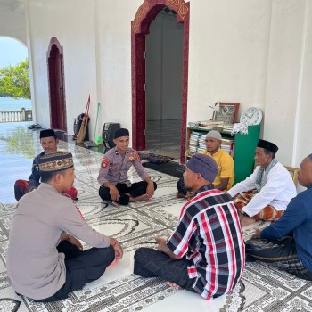 Usai Pelaksanaan Salat Jumat, Personil Polsek Ambalau Gelar Jumat Curhat Bersama Warga di Masjid Nurul Qomar Desa Elara.